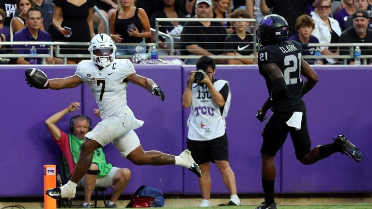 Central Florida running back RJ Harvey (7) scores a touchdown...