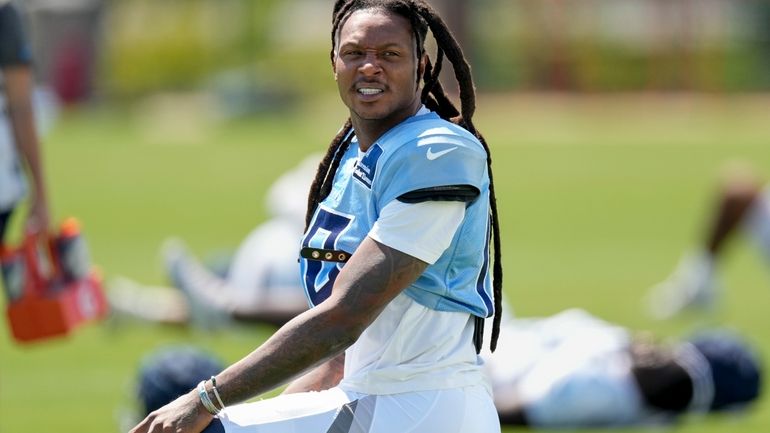 Tennessee Titans wide receiver DeAndre Hopkins warms up during an...