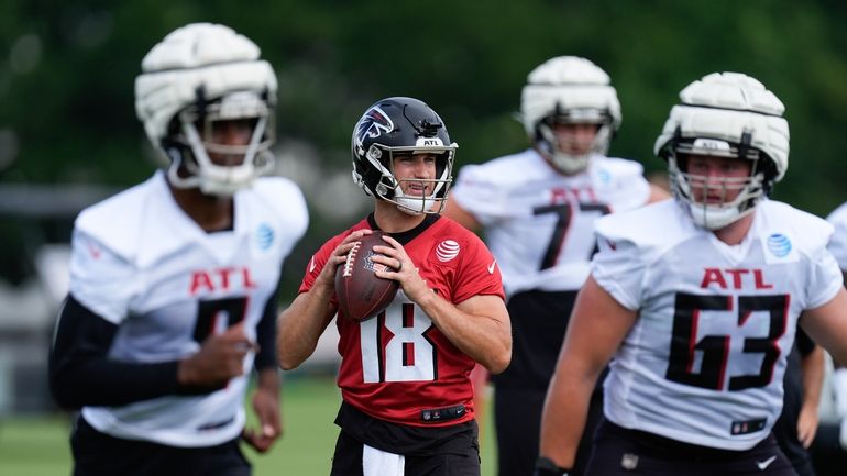 Atlanta Falcons quarterback Kirk Cousins (18) throws a pass during...