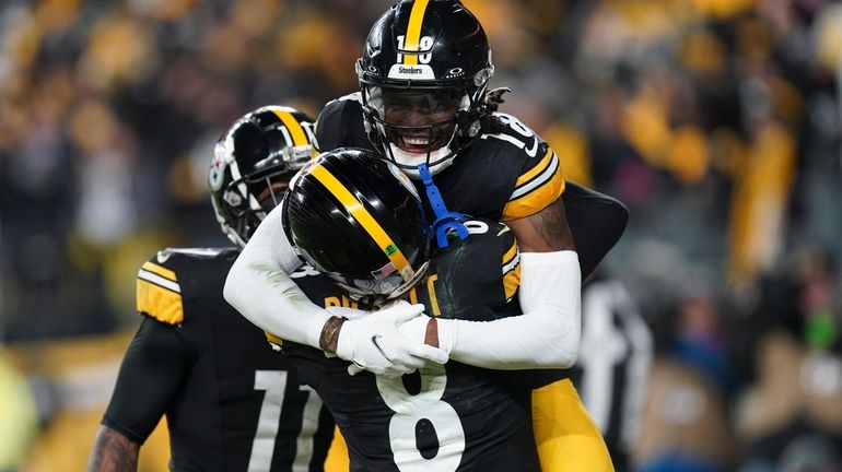 Pittsburgh Steelers wide receiver Diontae Johnson (18) and quarterback Kenny...