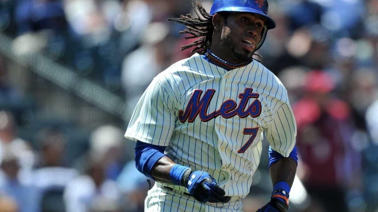 New York Mets shortstop Jose Reyes (7) runs up the...