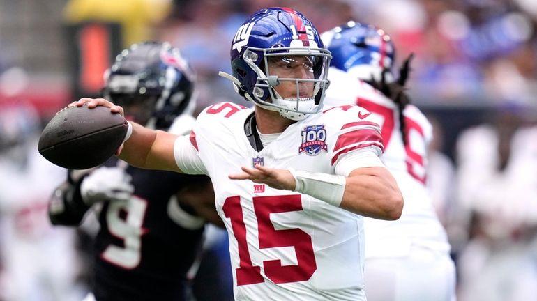 Giants quarterback Tommy DeVito throws a pass in the second half...