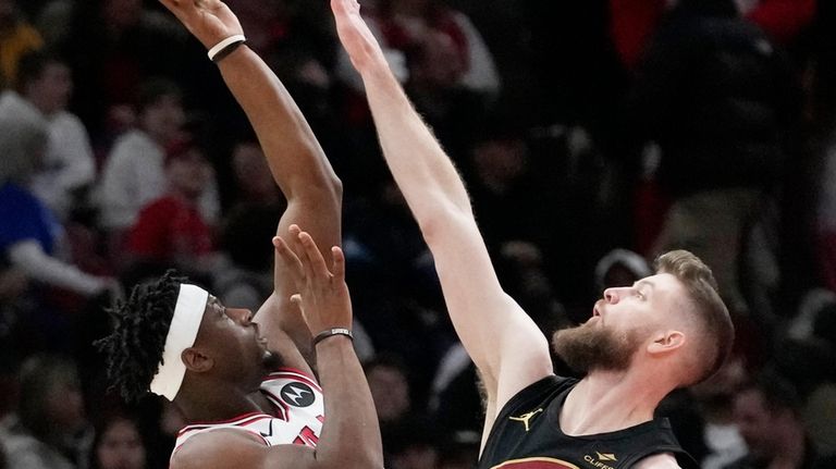 Chicago Bulls forward Terry Taylor, left, shoots over Cleveland Cavaliers...