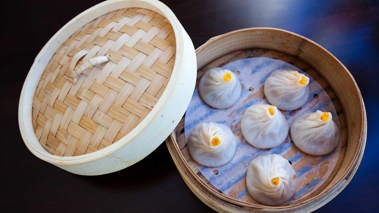 The steamed crabmeat and pork soup buns, a savory dish...