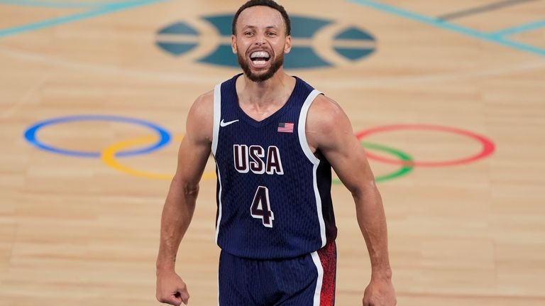 United States' Stephen Curry (4) celebrates in the men's gold...