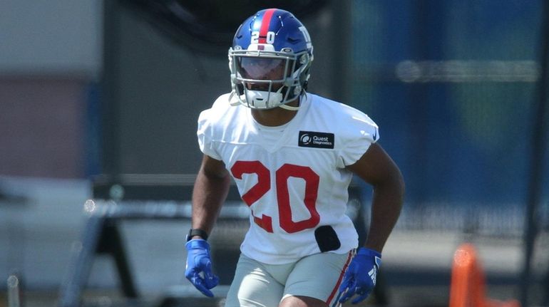 Giants cornerback Julian Love drops back into coverage against the...