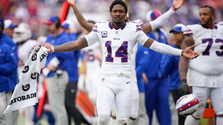 Josh Allen throws 4 TD passes, runs for score, Bills rout division