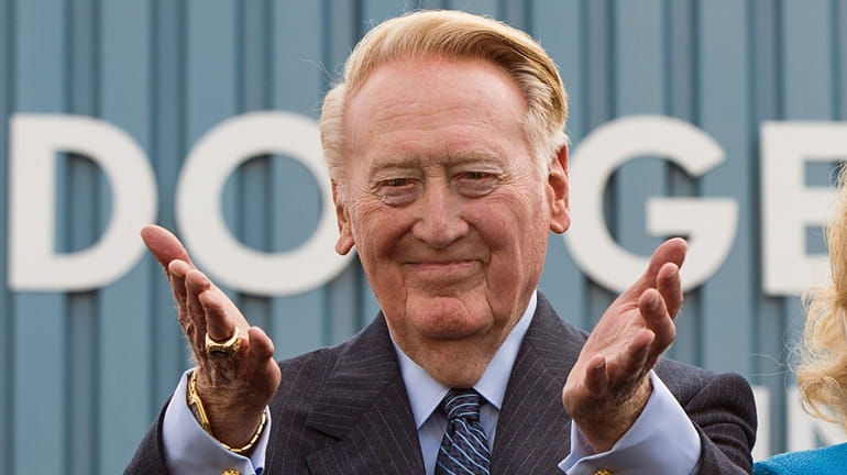 Dodgers broadcaster Vin Scully thanks fans at the unveiling of...