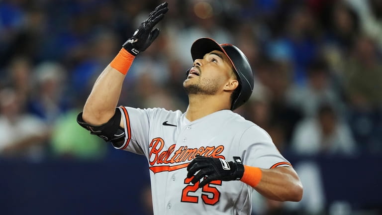 Henderson and Santander homer to lead the 1st-place Orioles past