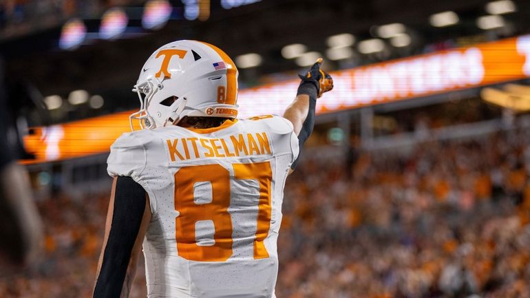 Tennessee tight end Miles Kitselman (87) celebrates a touchdown against...