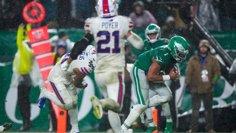 Philadelphia Eagles quarterback Jalen Hurts scores the game winning touchdown...