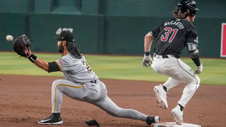 Arizona Diamondbacks' Jake McCarthy (31) beats the throw to Pittsburgh...