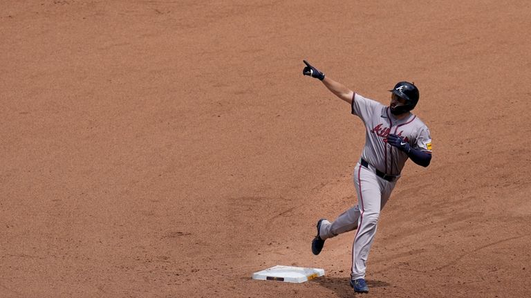 Atlanta Braves' Travis d'Arnaud celebrates his three-run home run during...