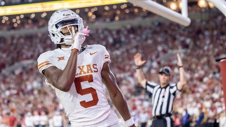 Texas wide receiver Adonai Mitchell (5) gestures to the crowd...