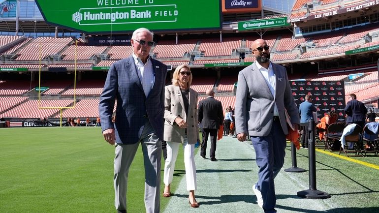 Cleveland Browns owners Jimmy Haslam, left, and Dee,Haslam, center, walk...