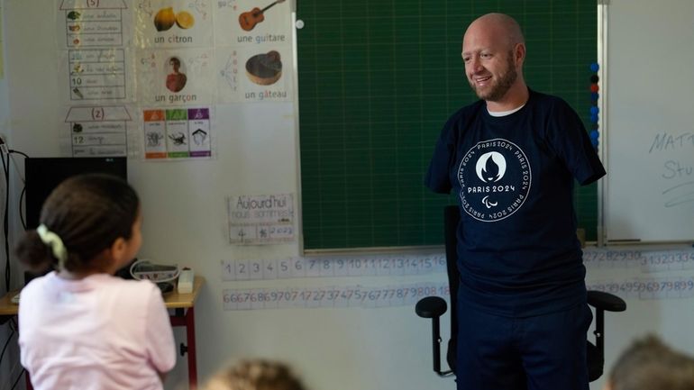 Archer Matt Stutzman of the United States talks to a...