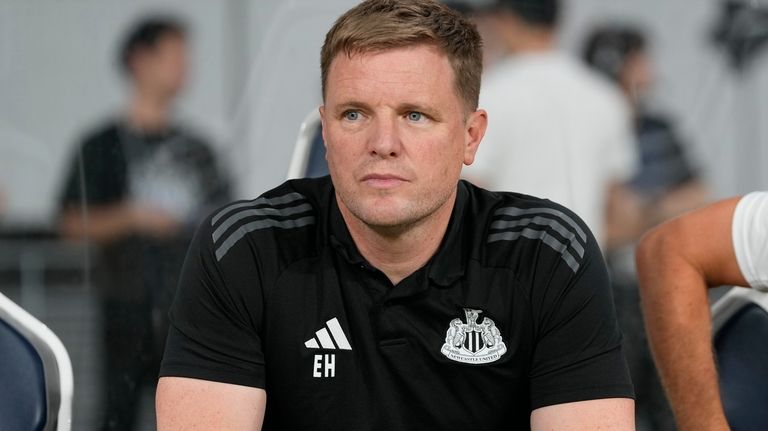 Newcastle's head coach Eddie Howe looks his team players ahead...