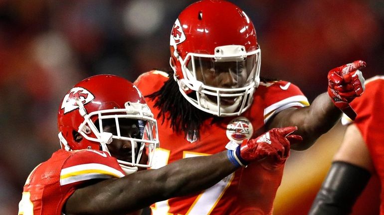 Chiefs hold off Raiders to take control of AFC West - Newsday