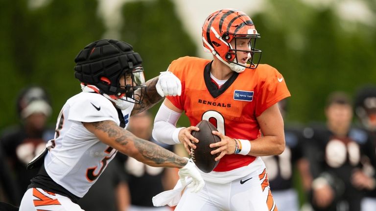 Cincinnati Bengals quarterback Joe Burrow (9) fakes a hand-off to...