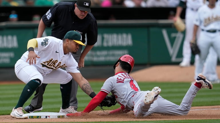 A's win battle of MLB's worst on Brent Rooker's 2-run walk-off HR