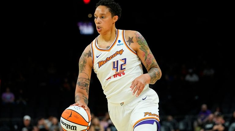 Phoenix Mercury center Brittney Griner drives against the Los Angeles...