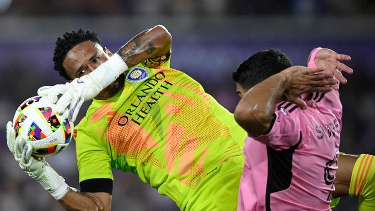 Orlando City goalkeeper Pedro Gallese, left, collides with Inter Miami...