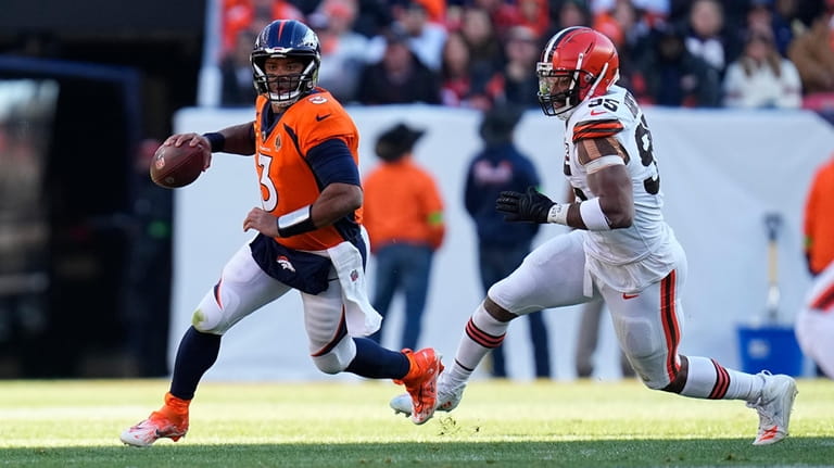 Denver Broncos quarterback Russell Wilson (3) scrambles as Cleveland Browns...