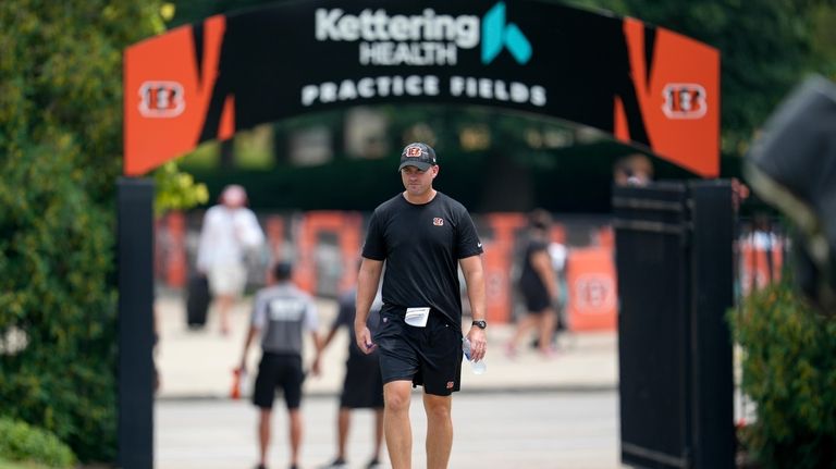 Cincinnati Bengals Zac Taylor walks to the field during the...