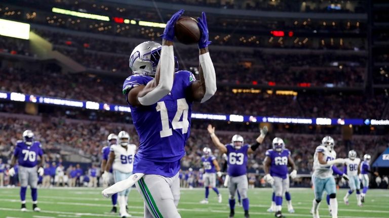 Seattle Seahawks wide receiver DK Metcalf (14) catches a touchdown...