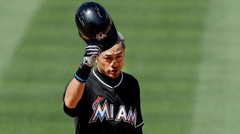Ichiro Suzuki surpasses Pete Rose's career hit total