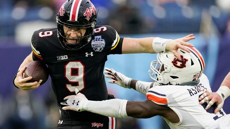 Maryland quarterback Billy Edwards Jr. (9) runs the ball past...