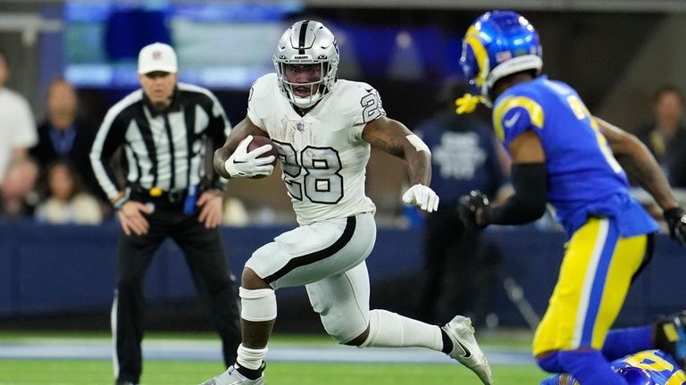 Josh Jacobs agrees to one-year deal worth up to $12 million with the  Raiders, AP source says