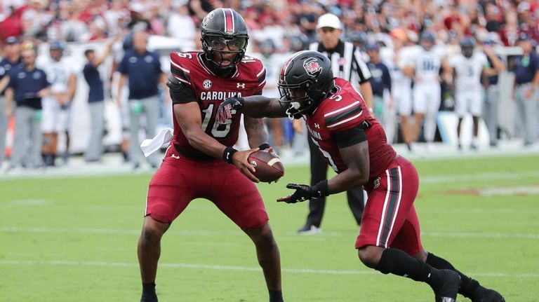 South Carolina quarterback LaNorris Sellers (16) hands the ball off...