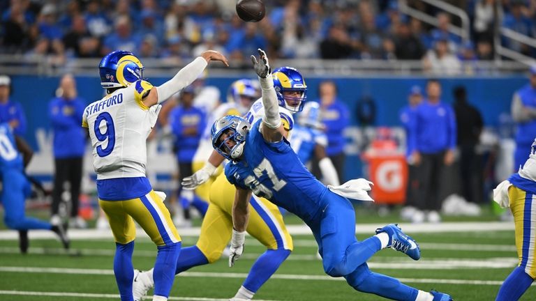 Detroit Lions defensive end Aidan Hutchinson (97) pressures Los Angeles...