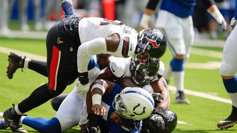 Indianapolis Colts quarterback Anthony Richardson (5) loses his helmet as...