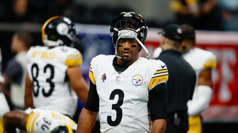 Pittsburgh Steelers quarterback Russell Wilson (3) attends warms up before...