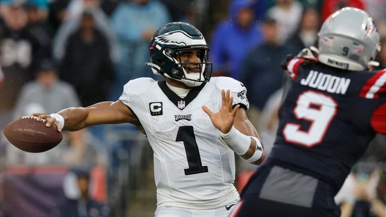 Jalen Hurts, Eagles build early lead, hang on to beat Patriots 25-20 as Tom  Brady is honored - Newsday