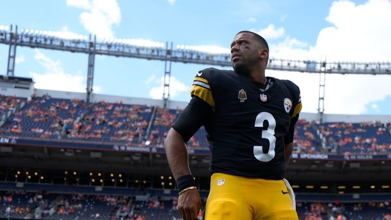 Pittsburgh Steelers quarterback Russell Wilson (3) warms up before an...