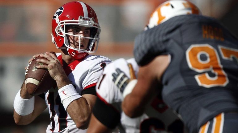 Georgia quarterback Aaron Murray looks for a receiver in the...