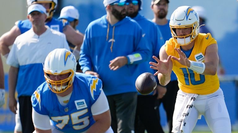 Los Angeles Chargers quarterback Justin Herbert (10) takes a snap...