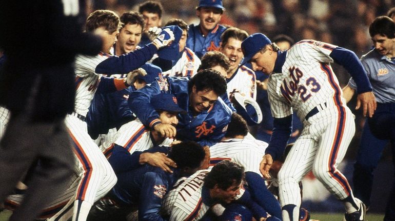 Mets' Lee Mazzilli, Ron Darling, center, Keith Hernandez, left of...