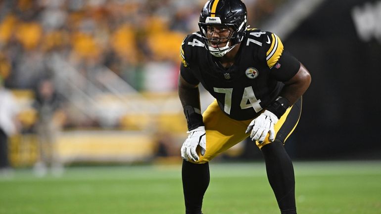 Pittsburgh Steelers guard Spencer Anderson (74) lines up during the...