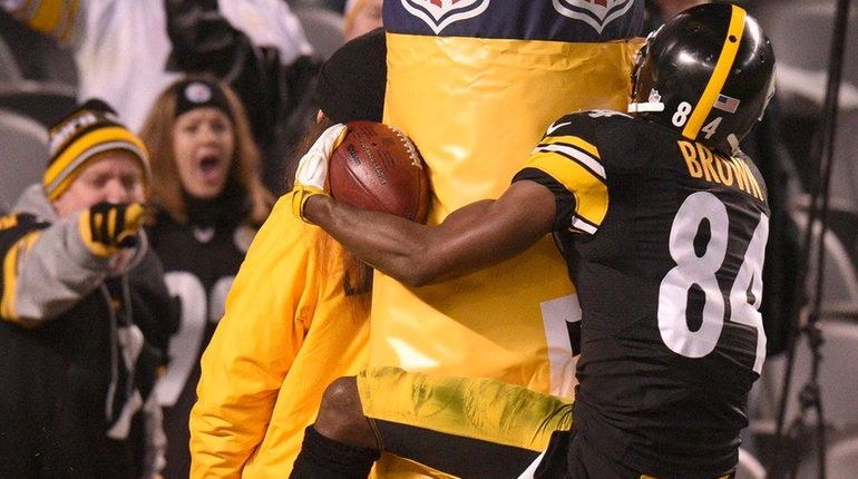 INDIANAPOLIS (AP) — Ben Roethlisberger and Antonio Brown hooked up