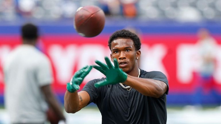 New York Jets wide receiver Garrett Wilson (17) warms up before