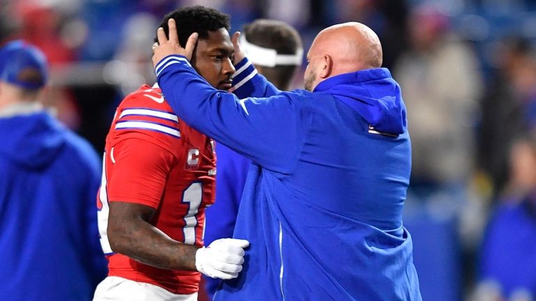 Giants head coach Brian Daboll, right, embraces Bills wide receiver...