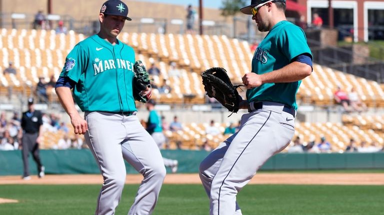 Seattle Mariners first baseman Evan White, right, beats Mariners pitcher...