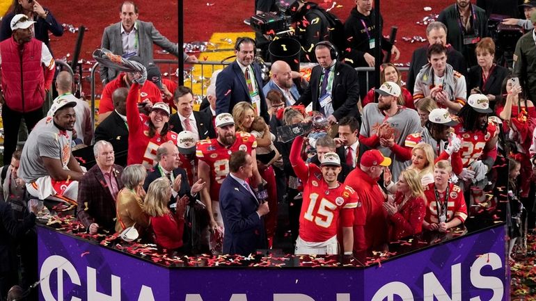 Kansas City Chiefs quarterback Patrick Mahomes (15) lifts the Vince...