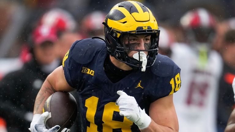 Michigan tight end Colston Loveland catches a pass against Indiana...