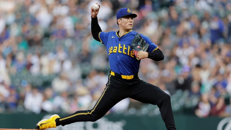 Seattle Mariners starting pitcher Bryan Woo throws to an Los...
