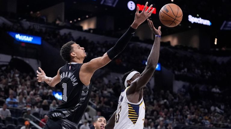 San Antonio Spurs center Victor Wembanyama (1) and Indiana Pacers...